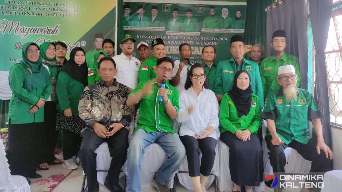 Ketua DPW PPP Kalteng, Awaludin, bersama Ketua DPC PPP Barito Selatan, Nurul Hikmah, H. Raden Sudarto (Ketua Tim Pemenangan PENA), calon Wakil Bupati Barito Selatan Ina Prayawati, dan para kader PPP Barito Selatan dalam acara Mukercab PPP untuk konsolidasi Pilkada 2024.