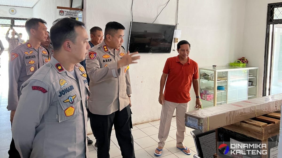 Kapolres Barsel AKBP Asep Bangbang Saputra mengecek kesiapan pengamanan di Kantor KPU Barito Selatan menjelang Pilkada 2024 (foto: DINAMIKA KALTENG/mas)