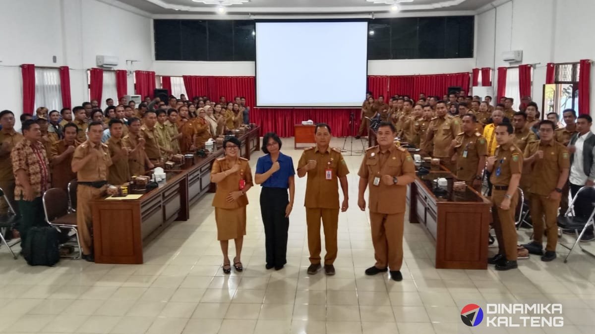 Foto bersama peserta dan narasumber dalam pelatihan peningkatan kompetensi konstruksi desa di Buntok. (foto: DINAMIKA KALTENG/mas)