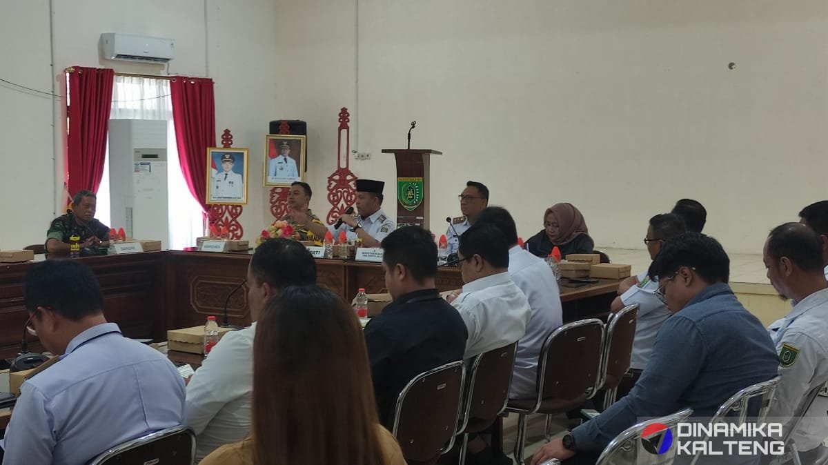 Pj. Bupati Barsel dan jajaran pimpinan daerah membahas upaya antisipasi bencana banjir di Barito Selatan, mengingat curah hujan tinggi yang mengancam wilayah tersebut. (foto: DINAMIKA KALTENG/akhmad madani)