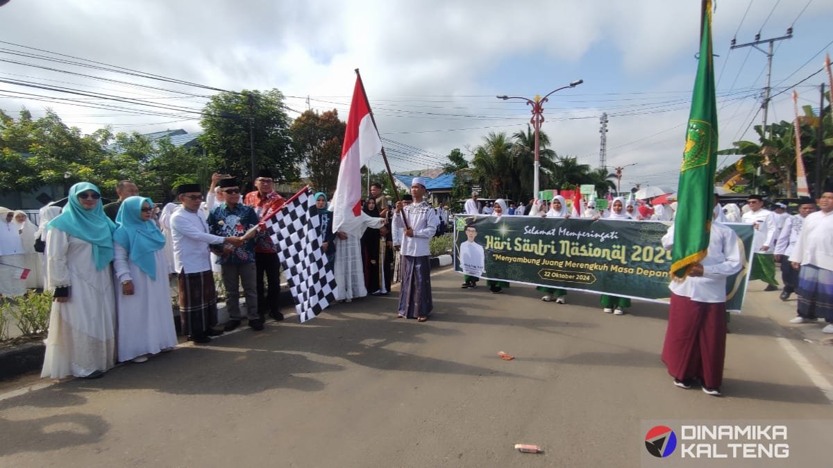 Pj Bupati Barsel, H. Deddy Winarwan, bersama jajaran pemerintah daerah resmi melepas peserta Kirab Santri 2024. Kirab ini mengusung tema "Menyambung Juang, Merengkuh Masa Depan" sebagai bagian dari peringatan Hari Santri Nasional. (foto: DINAMIKA KALTENG/akhmad madani)