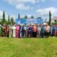 Pj Bupati Barito Selatan, H. Deddy Winarwan, bersama Ketua TP-PKK Hj. Erna Ardiani Palupi, serta para peserta Jambore Kader PKK di lapangan Kantor Bupati Barito Selatan. (foto: DINAMIKA KALTENG/akhmad madani)