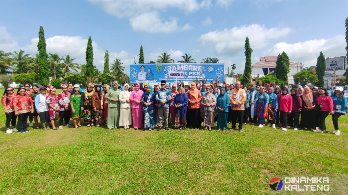 Pj Bupati Barito Selatan, H. Deddy Winarwan, bersama Ketua TP-PKK Hj. Erna Ardiani Palupi, serta para peserta Jambore Kader PKK di lapangan Kantor Bupati Barito Selatan. (foto: DINAMIKA KALTENG/akhmad madani)