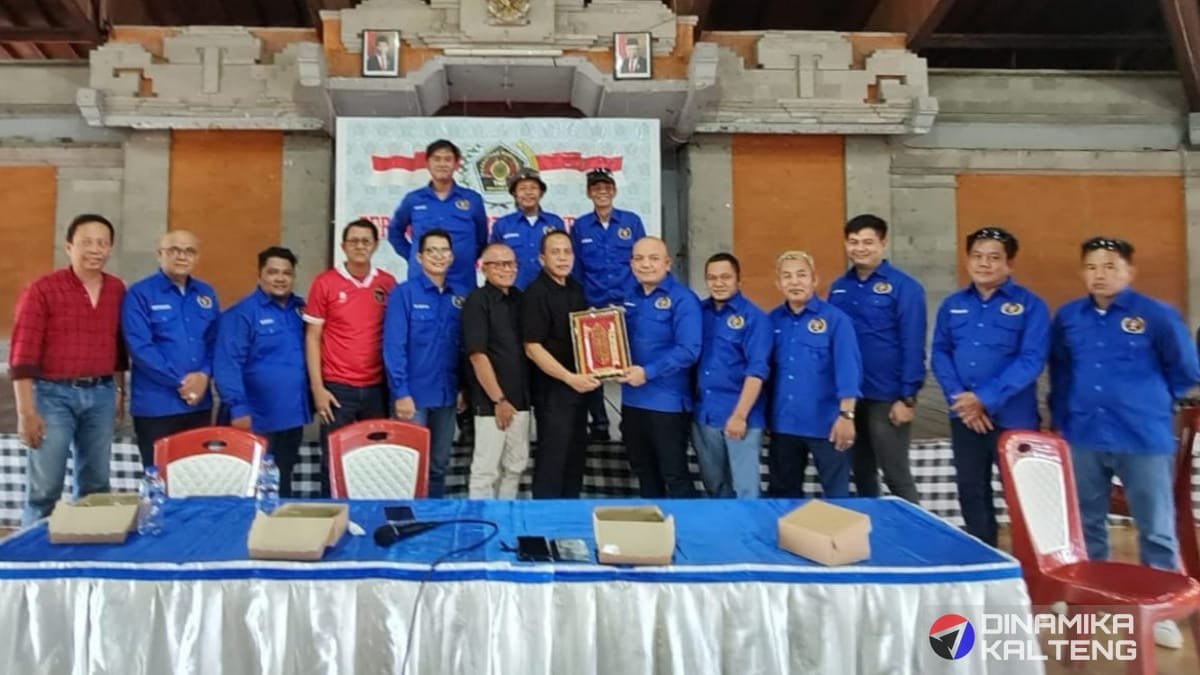 Foto bersama setelah penyerahan cinderamata dari PWI Barsel kepada PWI Bali sebagai tanda penghargaan atas sambutan hangat dan pertukaran pengalaman. (foto: DINAMIKA KALTENG/mas)