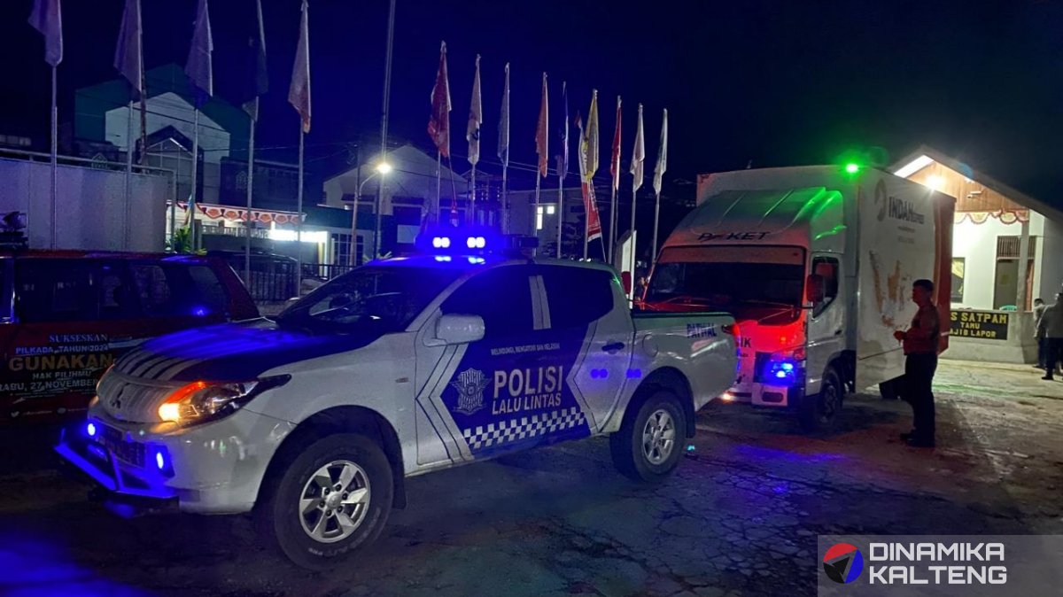 Polantas Polres Barito Selatan tampak mengawal truk logistik Pilkada yang tiba di Kantor KPU pada malam hari, memastikan keamanan distribusi berjalan lancar. (foto: DINAMIKA KALTENG/mas)