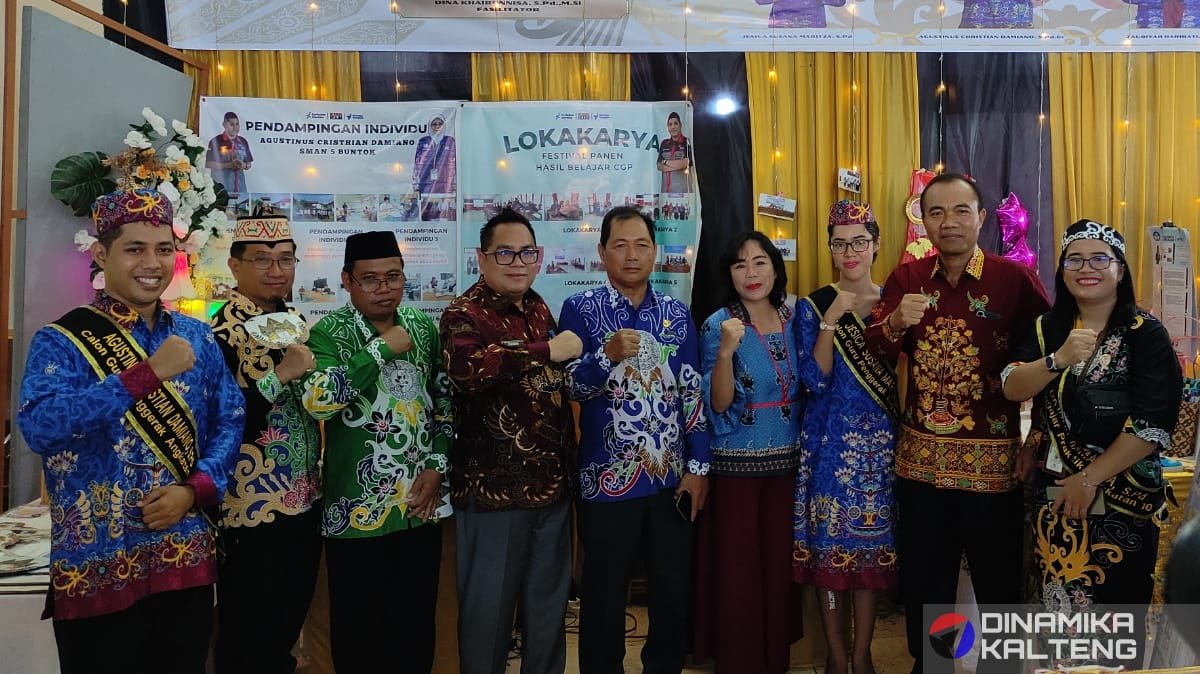 Asisten III Setda Barito Selatan, Drs. Mirwansyah (tengah, batik coklat), bersama peserta dan pejabat lain berfoto dalam acara "Panen Hasil Belajar" Program Guru Penggerak Angkatan 10 yang diselenggarakan pada 27/10. (foto: DINAMIKA KALTENG/akhmad madani)