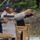 Kapolres Barito Selatan, AKBP Asep Bangbang Saputra, S.I.K., dengan serius memimpin latihan menembak di lapangan tembak Tantya Sudhirajati. (foto: DINAMIKA KALTENG/mas)