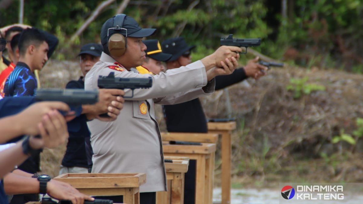 Kapolres Barito Selatan, AKBP Asep Bangbang Saputra, S.I.K., dengan serius memimpin latihan menembak di lapangan tembak Tantya Sudhirajati. (foto: DINAMIKA KALTENG/mas)