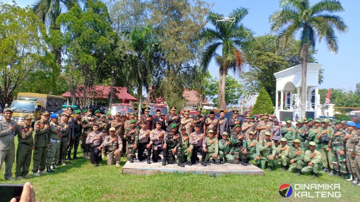 Peserta Apel Gelar Pasukan Pengamanan Pilkada Serentak 2024 di Halaman Kantor Bupati Barito Selatan, Kalimantan Tengah, yang dihadiri jajaran Forkopimda, Kepala SOPD, serta perwakilan KPU dan Bawaslu Barito Selatan. (foto: DINAMIKA KALTENG/akhmad madani)