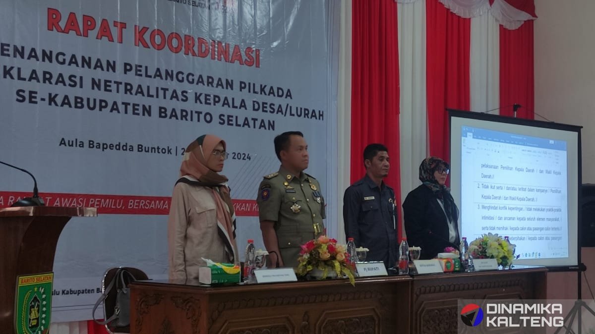 Pj Bupati Barito Selatan, H. Deddy Winarwan, bersama jajaran Bawaslu dan pejabat lainnya mengikuti rapat koordinasi di Aula Bappeda Buntok. (foto: DINAMIKA KALTENG/akhmad madani)