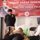 Seorang anggota polisi tengah berbaring sambil mendonorkan darahnya, didampingi rekan dan petugas medis dalam rangka memperingati Hari Jadi Humas Polri ke-73 di Aula RSUD Jaraga Sasameh, Buntok. (foto:DINAMIKA KALTENG/mas)