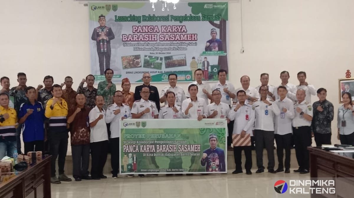 Foto bersama usai peluncuran program "Panca Karya Barasih Sasameh", menunjukkan komitmen para pemangku kepentingan dalam mengatasi masalah sampah di Barito Selatan. (foto: DINAMIKA KALTENG/mas)