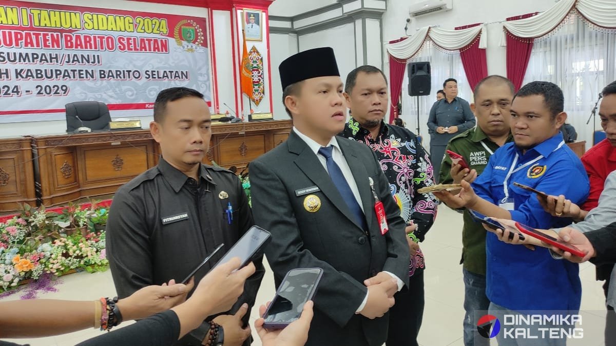 Penjabat Bupati Barito Selatan, Deddy Winarwan, memberikan keterangan kepada awak media usai menghadiri acara pelantikan pimpinan DPRD Kabupaten Barito Selatan masa jabatan 2024-2029 yang digelar di Gedung Graha Paripurna DPRD Barito Selatan. (foto:DINAMIKA KALTENG/akhmad madani)