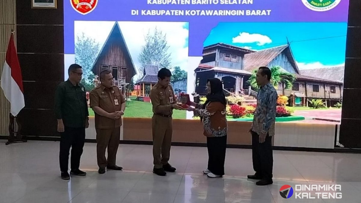 Dipimpin oleh Hj. Isra Handayani, rombongan FKKS Barsel diterima oleh Sekda Kobar, Rody Iskandar, didampingi Kepala Bappedalitbang Kobar, Juni Gultom. (foto: DINAMIKA KALTENG/mas)
