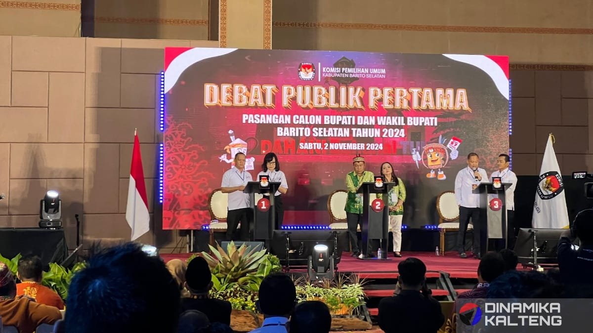 Para calon Bupati dan Wakil Bupati Barsel tahun 2024 sedang mengikuti debat publik pertama di Ballroom Bahalap Hotel, Palangka Raya (foto: DINAMIKA KALTENG/mas)