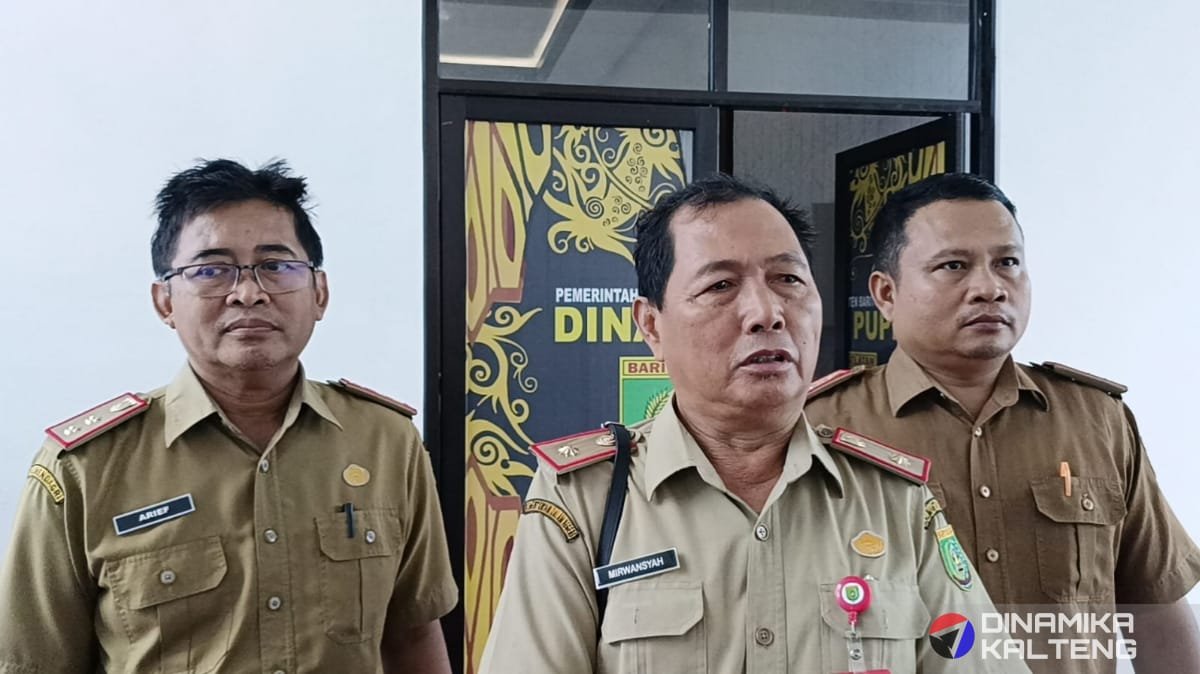 Asisten III Setda Barito Selatan, Mirwansyah (tengah), memimpin rapat koordinasi terkait Penyusunan Dokumen Rencana Induk Rawan Banjir di Kecamatan Dusun Selatan. Rapat ini dilaksanakan di ruang rapat Dinas PUPR Barito Selatan pada Selasa (5/11/2024) dan dihadiri oleh sejumlah perwakilan instansi terkait untuk mencari solusi dalam penanganan banjir di wilayah tersebut (foto: DINAMIKA KALTENG/mas)
