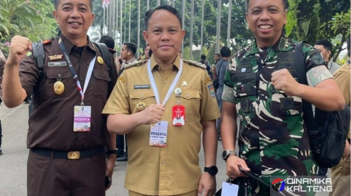 Penjabat (Pj) Bupati Barito Selatan, H. Deddy Winarwan (tengah) berfoto bersama dengan peserta Rakornas lainnya di Sentul International Convention Center (SICC), Bogor (foto:DINAMIKA KALTENG/kominfobarsel)