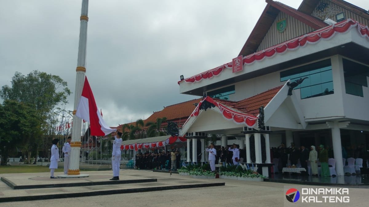 Pengibaran bendera merah putih di halaman Kantor Bupati Barito Selatan, Buntok, saat Upacara Peringatan Hari Pahlawan 2024 pada Minggu (10/11) (foto: DINAMIKA KALTEN/akhmad madani)