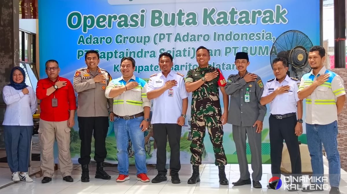 Sejumlah pejabat dan perwakilan perusahaan berfoto bersama dalam kegiatan Program Operasi Buta Katarak gratis di Barito Selatan. Acara tersebut dihadiri oleh Asisten I Pemkab Barito Selatan, Yoga P Utomo, beserta Forkopimda, perwakilan dari PT Adaro Indonesia, PT Sapta Indra Sejati, dan PT BUMA, serta beberapa kepala dinas dan badan setempat (foto: DINAMIKA KALTENG/akhmad madani)
