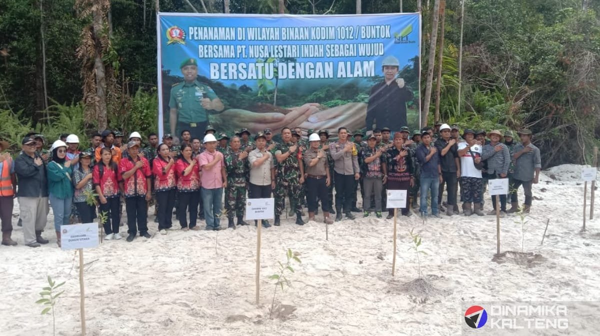 Komandan Kodim 1012 Buntok, Letkol Inf Langgeng Pujut Santoso, bersama dengan perwakilan dari PT Nusa Lestari Indah (NLI), aparat kecamatan, dan warga Desa Danau Bambure, Kecamatan Dusun Utara, saat pembukaan acara penanaman pohon sebagai bagian dari program penghijauan di wilayah tersebut (foto: DINAMIKA KALTENG/mas)