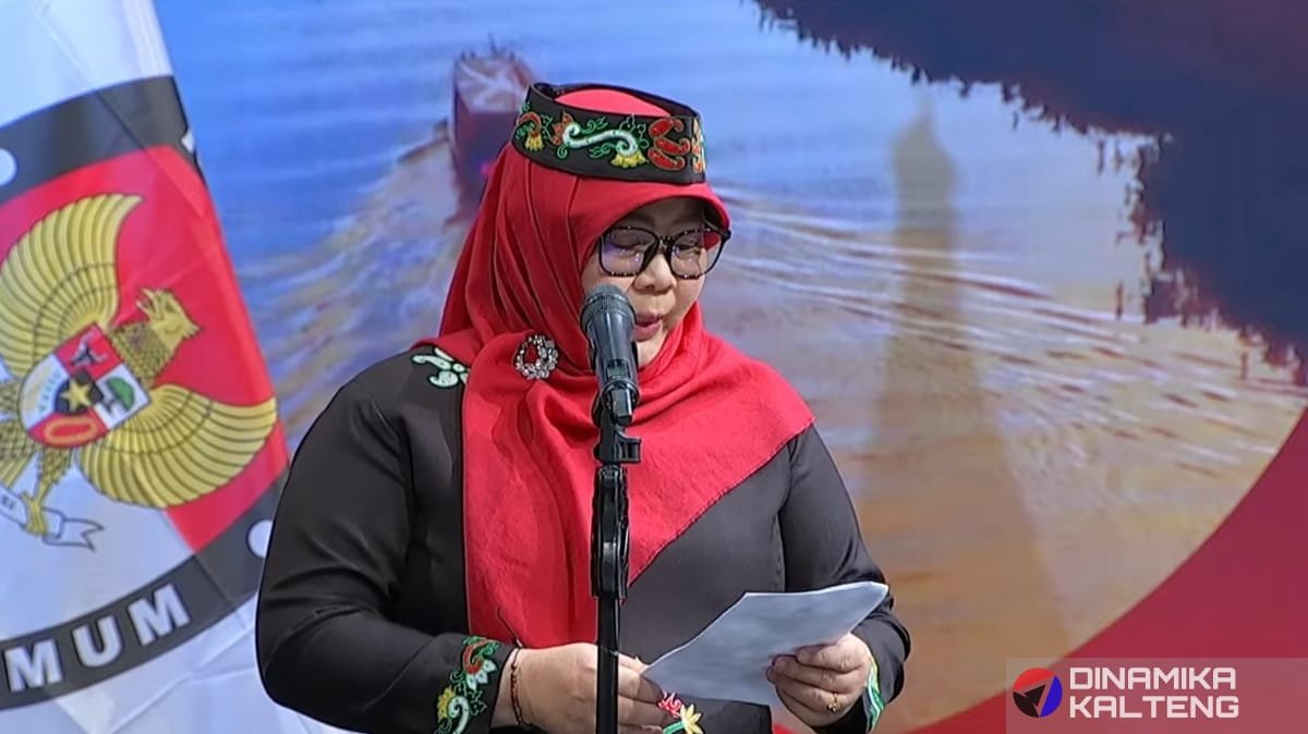 Ketua Komisi Pemilihan Umum (KPU) Kabupaten Barito Selatan, Roslina, sedang menyampaikan pidato pembukaan dalam Debat Publik Kedua Pilkada 2024 (foto: DINAMIKA KALTENG/tangkap layar Youtube Metro TV/akhmad madani)