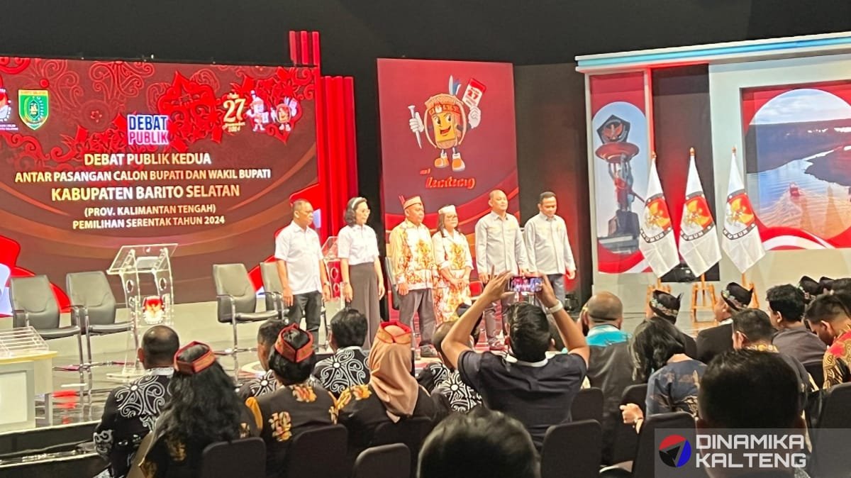Para pasangan calon Pilkada Barito Selatan 2024 berdiri di atas panggung sebelum dimulainya debat publik kedua di Jakarta Barat (foto: DINAMIKA KALTENG/mas)