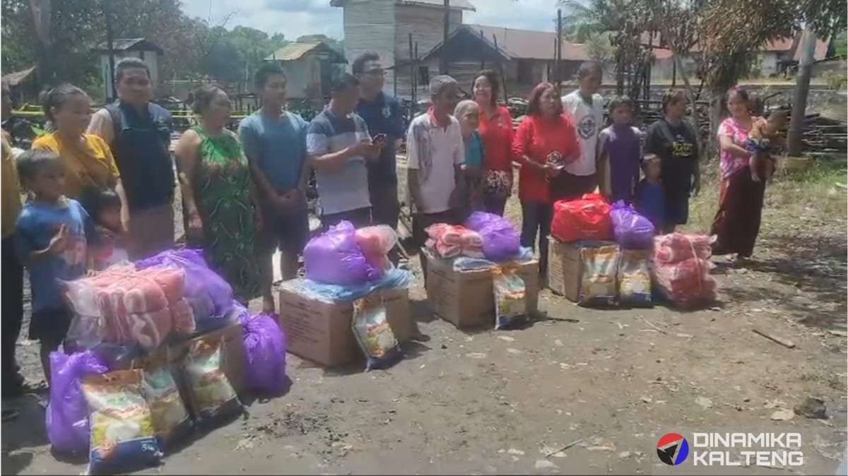 Para korban kebakaran di Desa Danau Sadar menerima bantuan dari Dinas Sosial PMD Barito Selatan berupa sembako dan perlengkapan rumah tangga (foto: DINAMIKA KALTENG/mas)