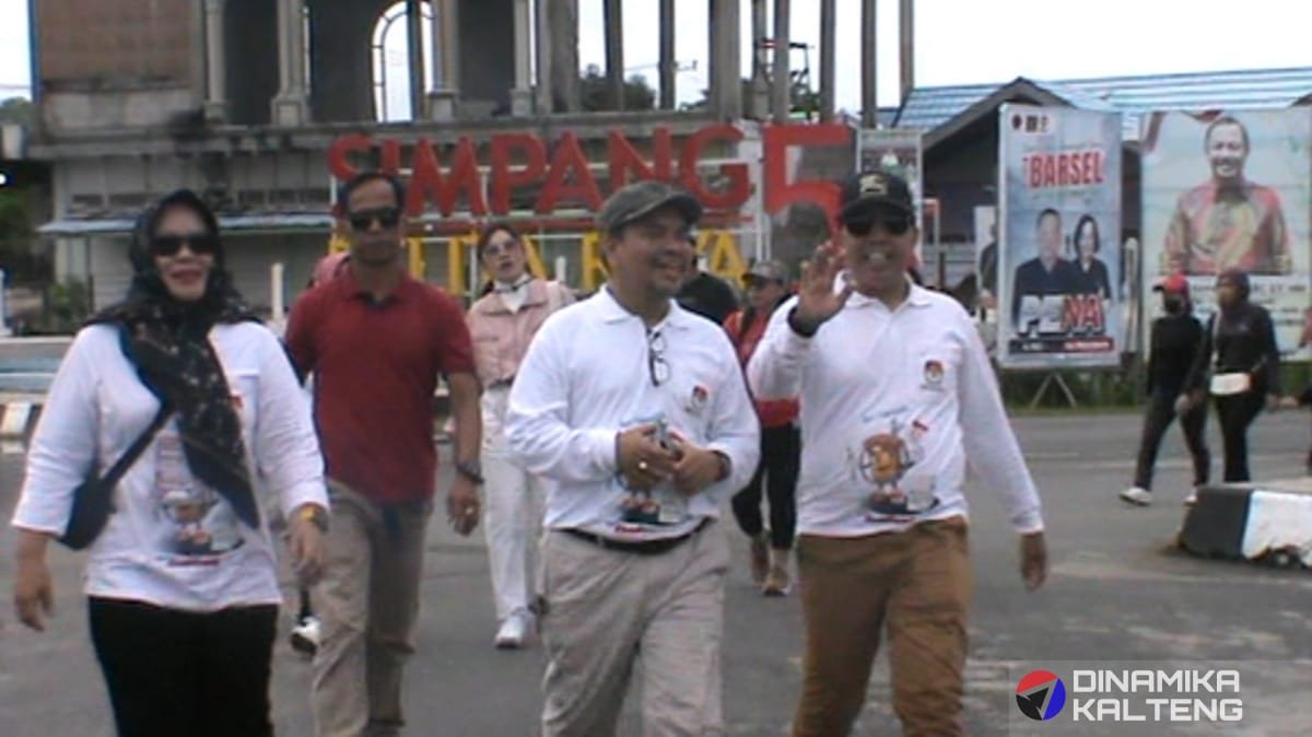 Gazali Rakhman beserta anggota KPU Barsel saat melintasi Simpang 5 Buntok (foto:DINAMIKA KALTENG/mas)