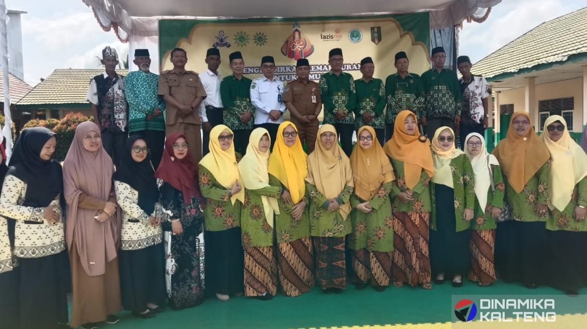 Foto bersama usai peringatan Milad Muhammadiyah ke-112 di halaman Perguruan Muhammadiyah (foto: DINAMIKA KALTENG/mas)