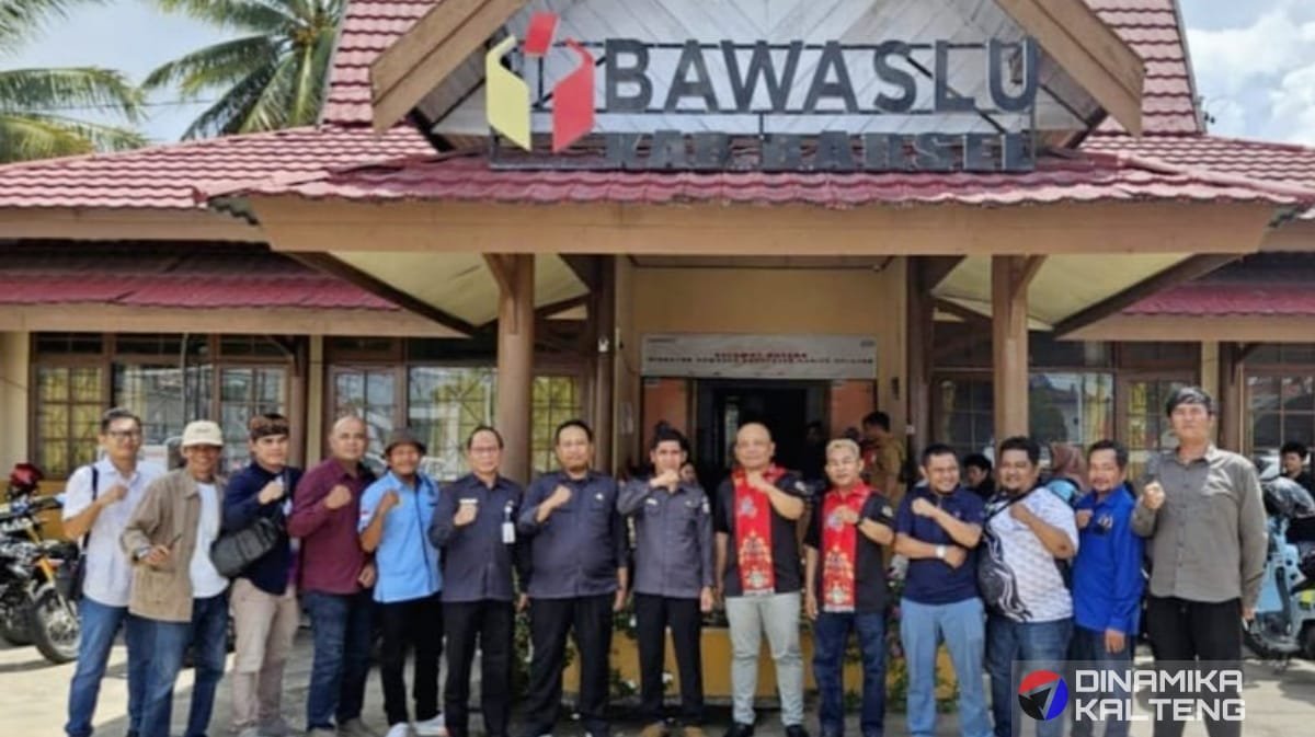 Acara ini dihadiri oleh Ketua Bawaslu, Suwarsono, anggota Bawaslu, Suaib, dan sejumlah jurnalis lokal untuk membahas pengawasan Pilkada serentak 2024 (foto: DINAMIKA KALTENG/mas)