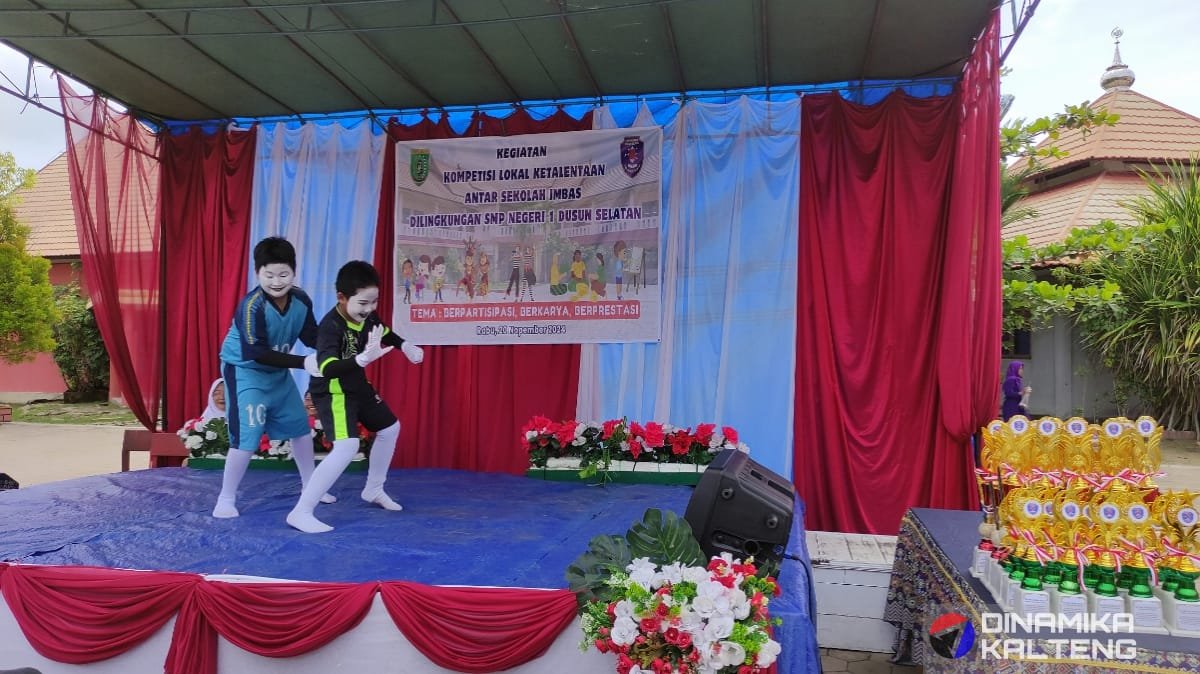 Dua siswa tampil membawakan pantomim di panggung acara pentas seni SMP Negeri 1 Dusun Selatan (foto: DINAMIKA KALTENG/akhmad madani)