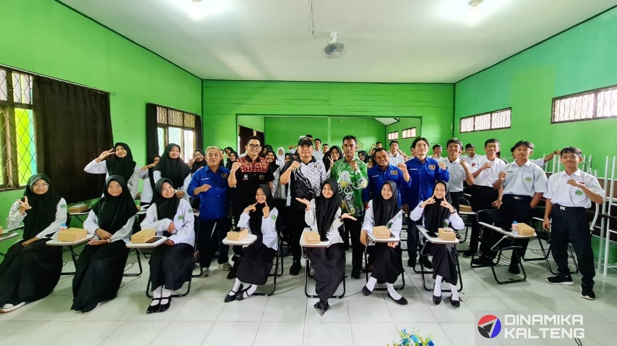 Siswa MAN Buntok berfoto bersama usai mengikuti pelatihan jurnalistik yang diselenggarakan oleh PWI Barsel (foto: DINAMIKA KALTENG/mas)