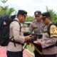 Kapolres Barsel memeriksa secara simbolis perbekalan dan dokumen yang akan digunakan personel dalam rangka pengamanan Pilkada, memastikan kesiapan fisik, mental, dan perlengkapan sebelum personel diberangkatkan ke TPS masing-masing (foto: DINAMIKA KALTENG/mas)