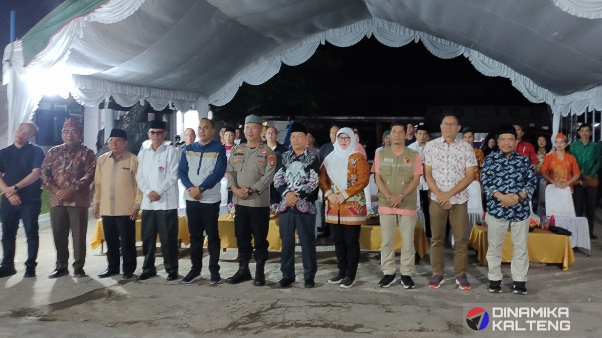 Foto bersama di halaman KPU Barito Selatan, Selasa (26/11/2024), menjelang Pilkada Serentak 2024 (foto: DINAMIKA KALTENG/akhmad madani)