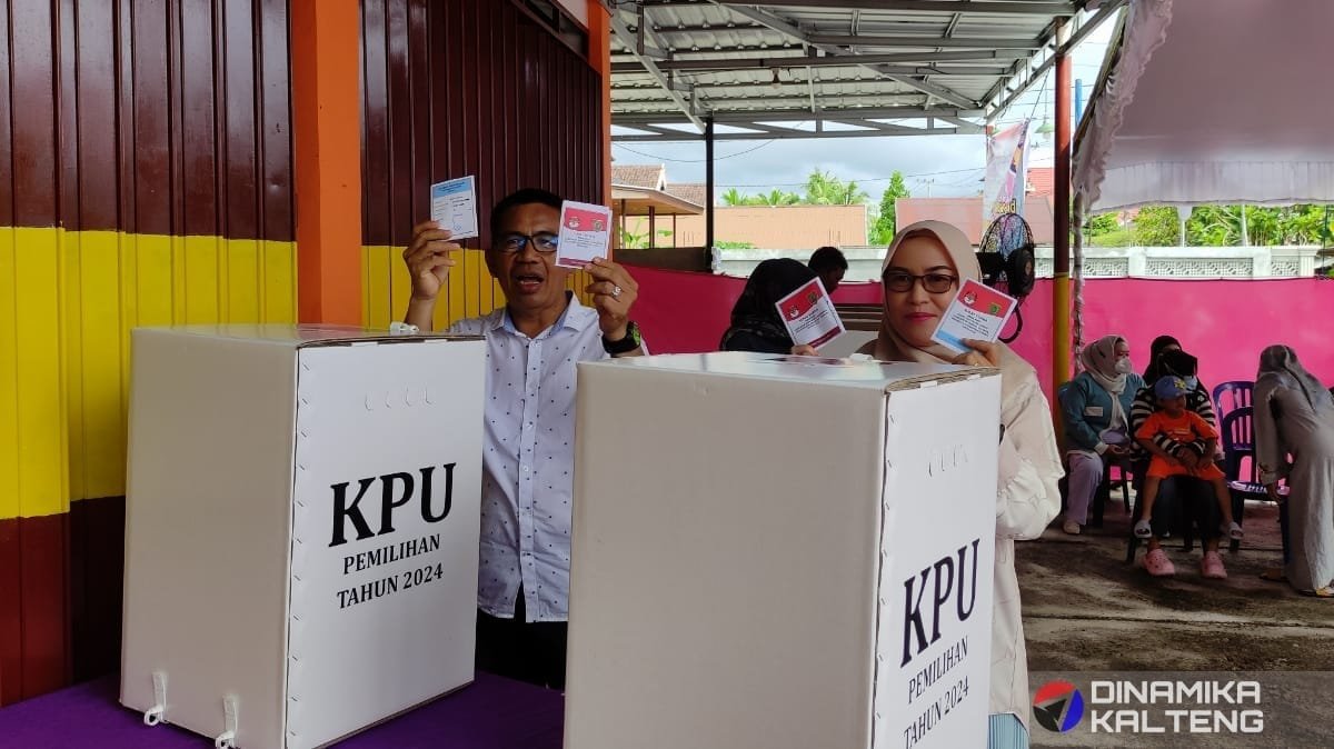 Wakil Ketua I DPRD Barito Selatan, Ideham, bersama keluarga, menggunakan hak pilihnya di TPS 19, Kelurahan Hilir Sper, Buntok, dalam Pilkada 2024. Ia berharap pelaksanaan Pilkada berjalan lancar, tertib, dan damai. (foto: DINAMIKA KALTENG/akhmad madani)