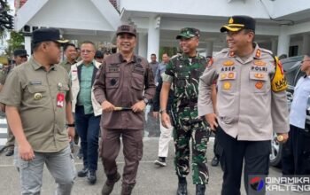 Kapolres Barito Selatan, AKBP Asep Bangbang Saputra (kanan), bersama Penjabat Bupati Barito Selatan, Deddy Winarwan (kiri), dan Dandim 1012 Buntok, Letkol Inf Langgeng Pujut Santoso (tengah), saat meninjau beberapa TPS untuk memastikan keamanan dan kelancaran pelaksanaan Pilkada Barito Selatan 2024 (foto: DINAMIKA KALTENG/mas)