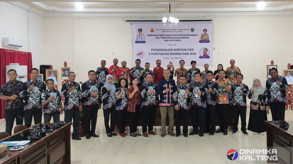 Berfoto bersama Para peserta Pelatihan Pembinaan Tertib Usaha, Tertib Penyelenggaraan, dan Tertib Pemanfaatan Produk Jasa Konstruksi Tahun 2024 (foto: DINAMIKA KALTENG/akhmad madani)