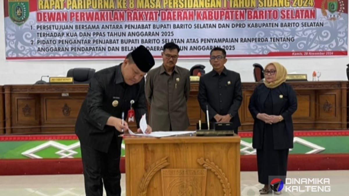 Penjabat Bupati Barito Selatan, Deddy Winarwan, menandatangani nota kesepakatan KUA dan PPAS Tahun Anggaran 2025 didampingi pimpinan DPRD Barito Selatan dalam Rapat Paripurna ke-8 Masa Sidang I Tahun 2024 (foto: DINAMIKA KALTENG/mas)