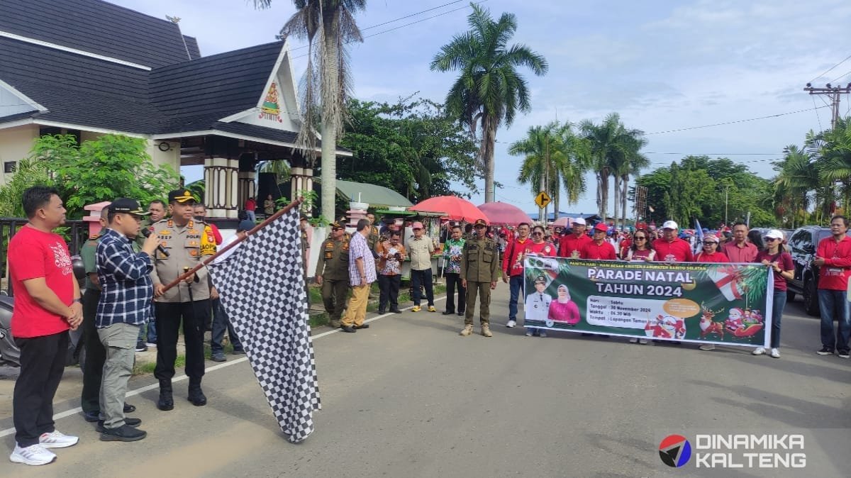 Penjabat Bupati Barito Selatan, H. Deddy Winarwan, melepas Parade Natal 2024 di Taman Iring Witu, Buntok, dengan mengibarkan bendera start (foto: DINAMIKA KALTENG/akhmad madani)