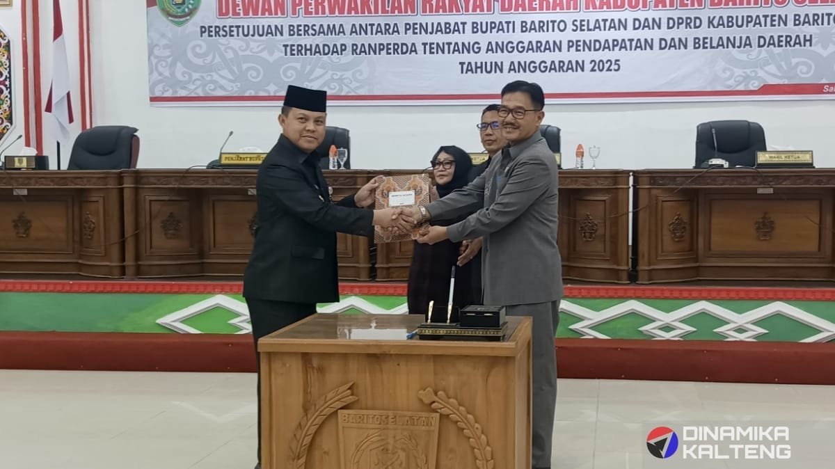 Penjabat Bupati Barito Selatan, H. Deddy Winarwan, bersama Ketua DPRD Barsel, Wakil Ketua I, dan Wakil Ketua II, saat penyerahan dokumen Raperda APBD 2025 (foto: DINAMIKA KALTENG/akhmad madani)