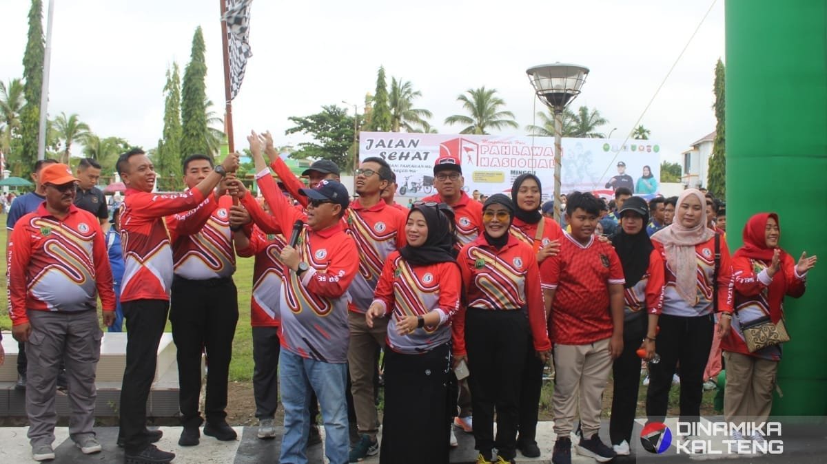 Pj Bupati Barito Selatan, Deddy Winarwan, bersama jajaran Forkopimda dan masyarakat saat melepas peserta jalan santai dalam rangka memperingati Hari Pahlawan 2024 di depan Kantor Bupati Barito Selatan (foto: DINAMIKA KALTENG/mas)