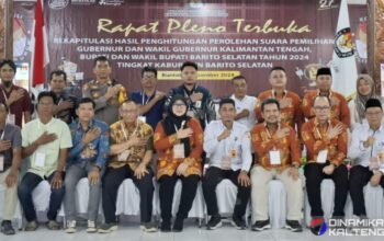Para saksi dari setiap pasangan calon bersama jajaran KPU Barito Selatan berfoto bersama usai rapat pleno terbuka penetapan hasil rekapitulasi suara Pilkada Barito Selatan 2024 (foto: DINAMIKA KALTENG/doc)