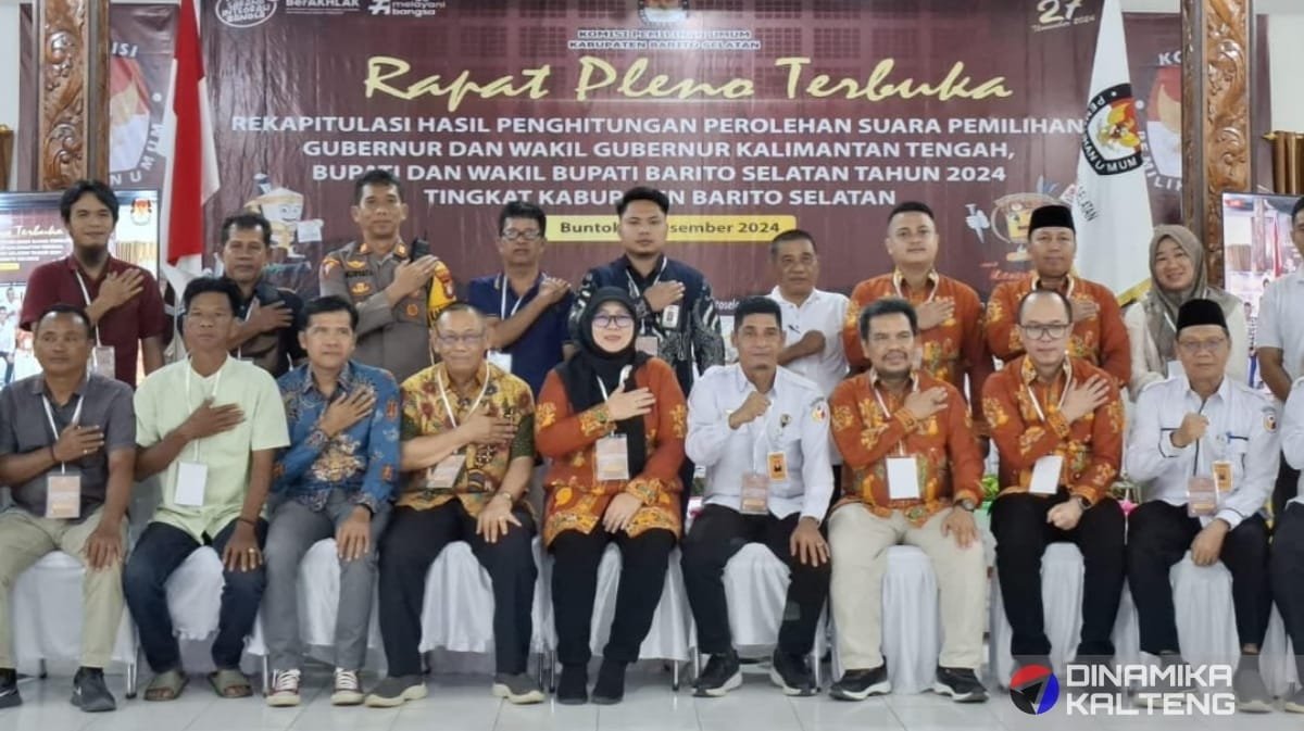 Para saksi dari setiap pasangan calon bersama jajaran KPU Barito Selatan berfoto bersama usai rapat pleno terbuka penetapan hasil rekapitulasi suara Pilkada Barito Selatan 2024 (foto: DINAMIKA KALTENG/doc)
