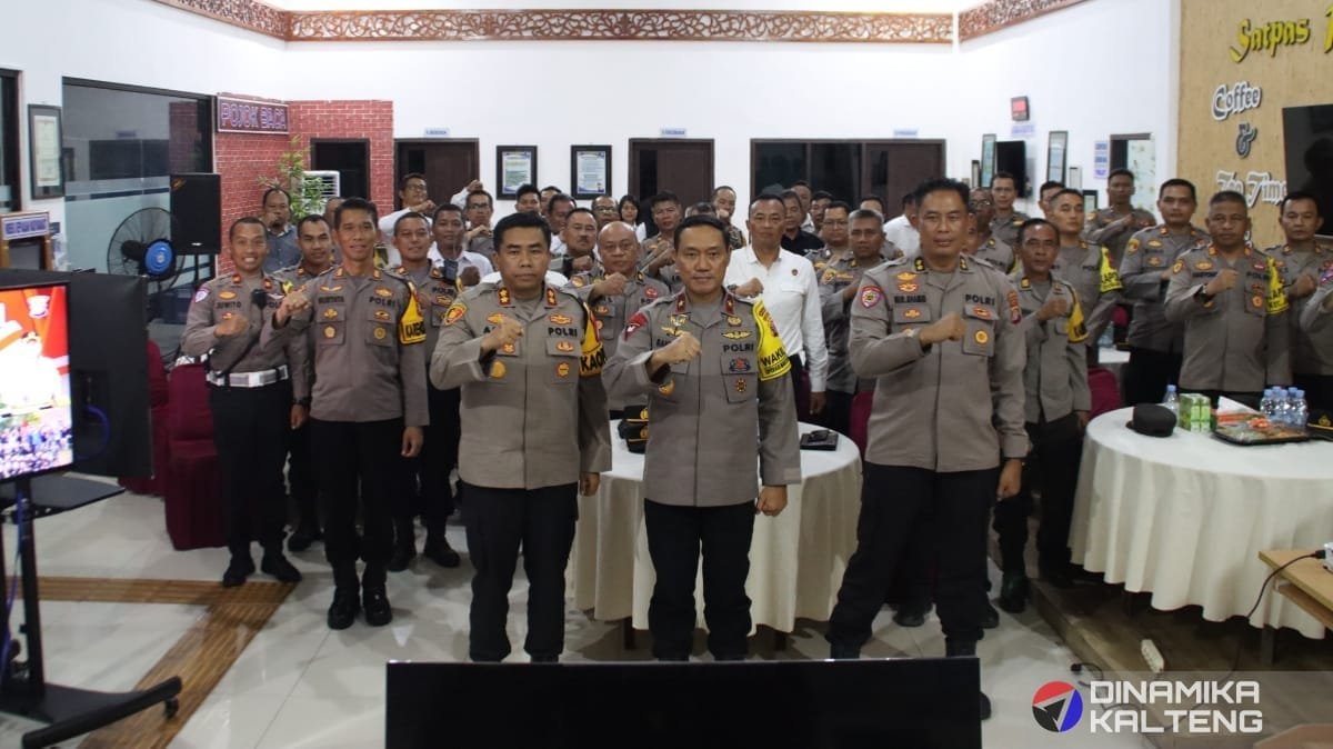 Foto bersama Wakapolda Kalteng, Kapolres Barsel, dan jajaran Polres Barito Selatan sebagai penutup kegiatan kunjungan dan arahan terkait Pilkada 2024 (foto:DINAMIKA KALTENG/Humas Polres Barsel)