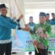 Asisten II Setda Barsel, Rahmad Nuryadin, menyerahkan bendera kepada Ketua Kafilah, Ahmad Akmal Husein, saat pelepasan kafilah menuju MTQH ke-32 di Palangka Raya (foto: DINAMIKA KALTENG/mas)