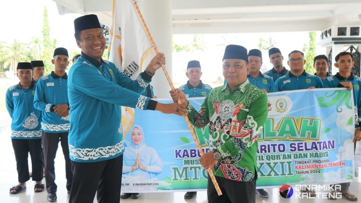 Asisten II Setda Barsel, Rahmad Nuryadin, menyerahkan bendera kepada Ketua Kafilah, Ahmad Akmal Husein, saat pelepasan kafilah menuju MTQH ke-32 di Palangka Raya (foto: DINAMIKA KALTENG/mas)