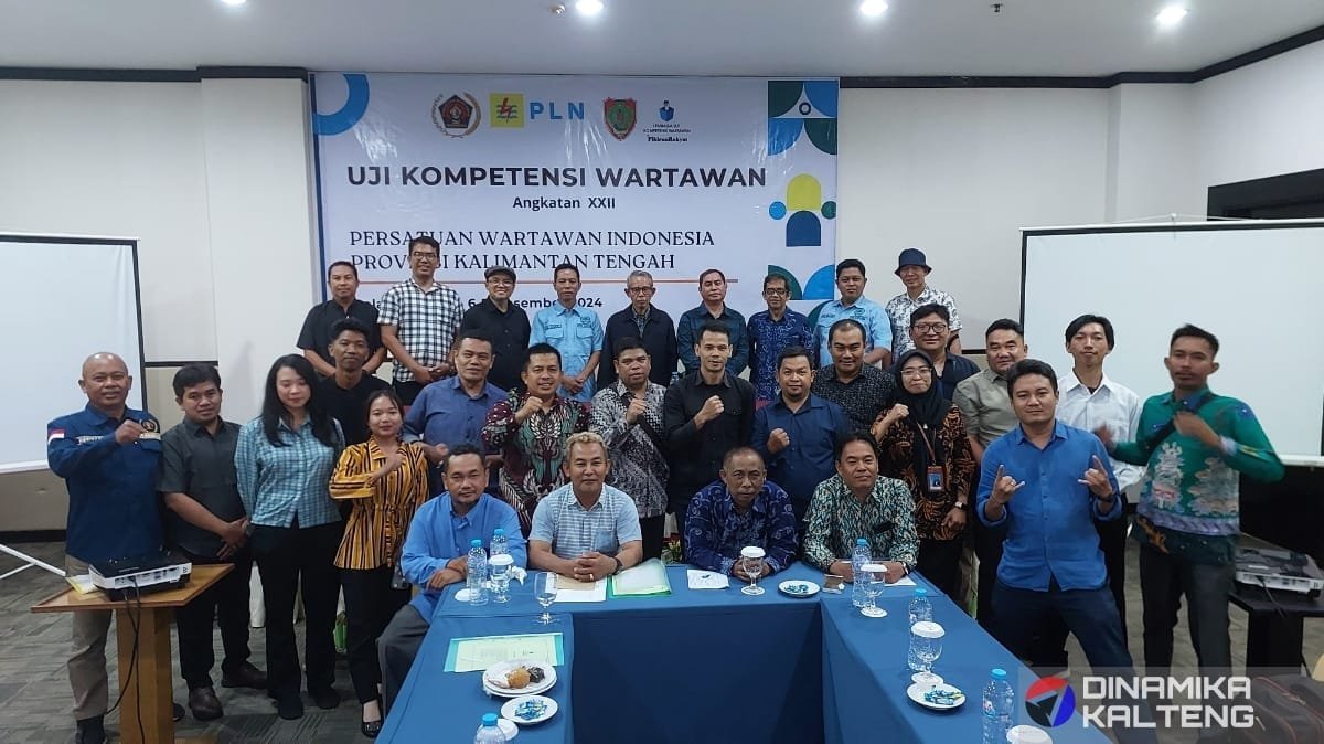 Para peserta dan penguji Uji Kompetensi Wartawan (UKW) ke-22 PWI Provinsi Kalimantan Tengah berfoto bersama usai pelaksanaan kegiatan di Hotel Luwansa, Palangkaraya (foto: DINAMIKA KALTENG/mas)