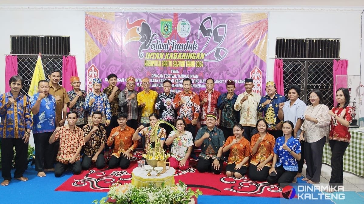 Foto bersama panitia, peserta, dan tamu undangan pada penutupan Festival Tandak Intan Kaharingan (FTI) 2024 di Balai Basarah (foto: DINAMIKA KALTENG/akhmad madani)