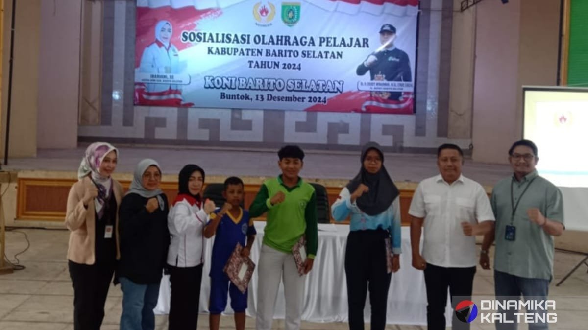 Ketua KONI Barito Selatan, Ida Riyani, bersama perwakilan peserta dan tamu undangan saat sosialisasi olahraga pelajar di Gedung Jaro Pirarahan (foto: DINAMIKA KALTENG/mas)