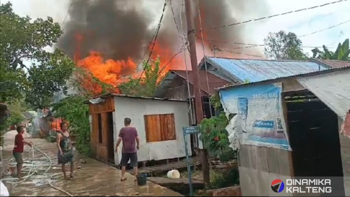 Warga berupaya memadamkan api yang melalap enam rumah dan dua kios di Desa Mabuan (foto: DINAMIKA KALTENG/mas)
